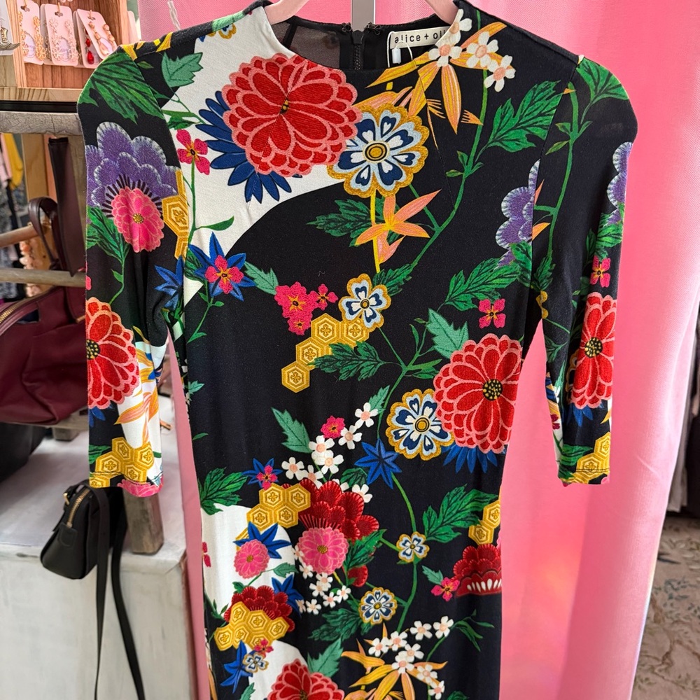 Alice & Olivia Bodycon Dress Size 2/Floral, Dopamine Bright, Feminine, Happy - Picture 2 of 5